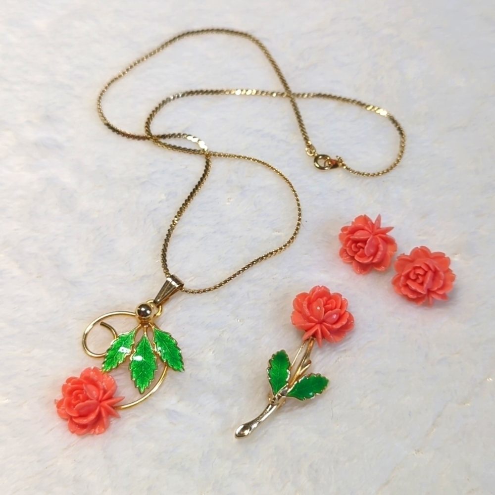 Vintage 70's Coral Resin & Enamel Floral Pendant, Brooche and Pierced Earrings - Picture 2 of 12